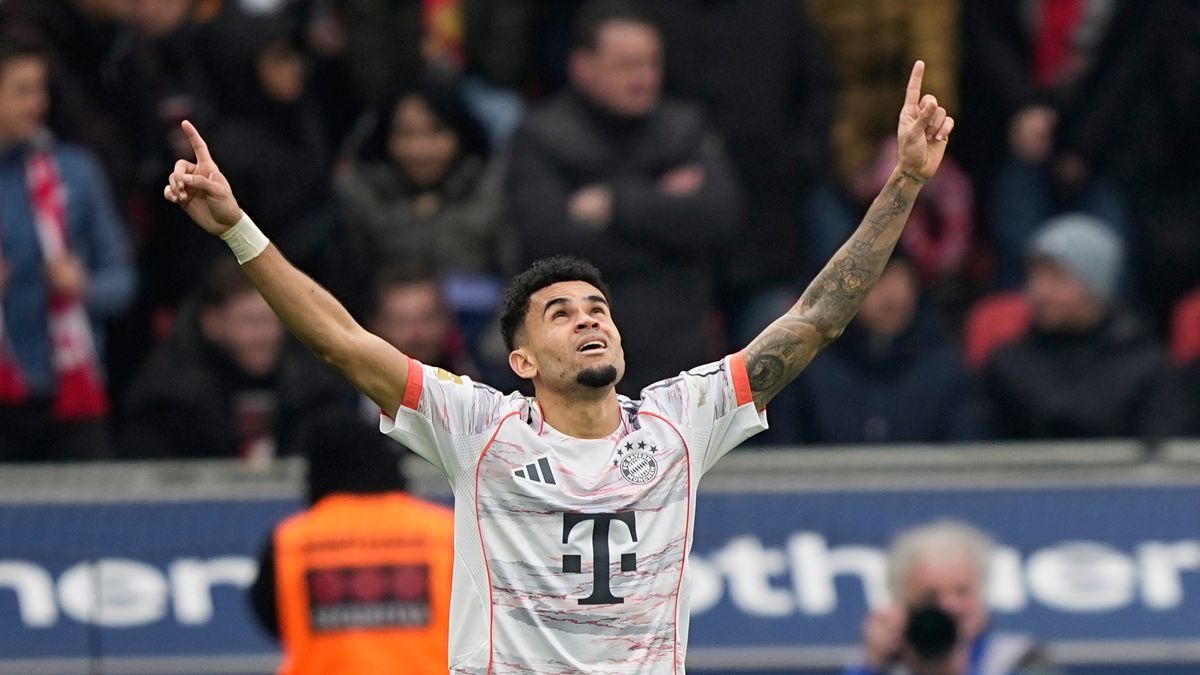 Nine-Man Bayern Hold Leverkusen as Diaz Scores and Sees Red